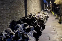 扬州民众悼念江泽民 旧居前摆满鲜花