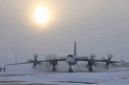 俄罗斯图95战略轰炸机首次降落中国