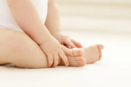 出生一天男婴被父亲喂水后呛咳致死