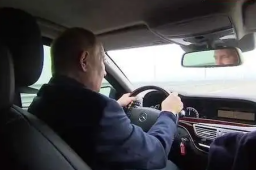 普京驾车驶过克里米亚大桥