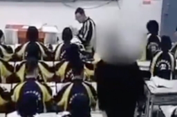 河南一教师飞腿踢翻学生 校方回应