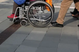 男子回应对病床上父亲动粗打骂