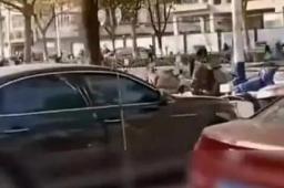 诊所爆满市民车排门口坐车内输液