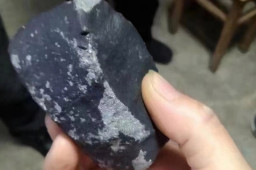 火球坠入浙江 警方带走疑似陨石碎片