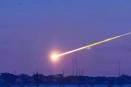 专家：捡到陨石碎片别用水清洗