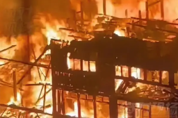 贵州火灾逃生者:被狗叫惊醒发现火海