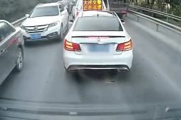 奔驰多次插队救护车通道 交警怒斥