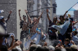 阿根廷首都数万球迷彻夜狂欢