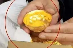 快递小哥弄丢金碗哭着报警