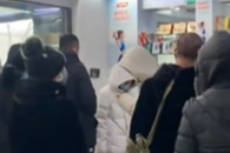 药店免费发退烧药被抢 老板怒斥看客