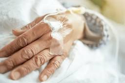 老人被困感染潮：缺药、延误、死亡