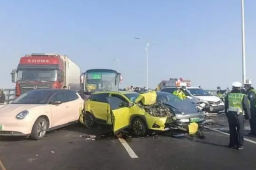 郑州200多车相撞事故已致1死