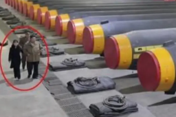 金正恩携女儿视察可载核弹头导弹库