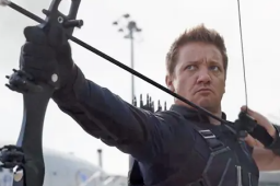 鹰眼扮演者被扫雪机碾过腿部