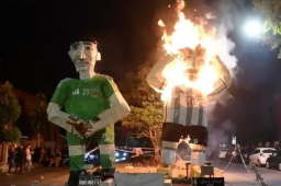 阿根廷民众烧梅西雕像庆祝传统新年