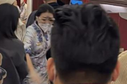 警方通报男子冲击机舱门:其精神异常