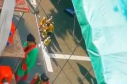 上海一小区多户占公共区域搭灵棚