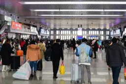 “差钱”的年轻人排除万难回家过年