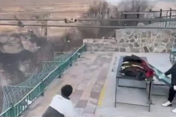 女孩乘索道被挂在高空 景区回应