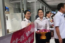 首批赴泰中国旅客：感觉自己像明星