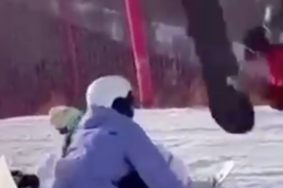 河北一雪场男子故意铲倒女子