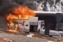 广东载35人客车起火烧得只剩车架