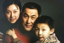 关羽陆树铭去世百天 妻子晒全家福