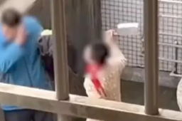 男孩手机被收拎菜刀威胁父亲