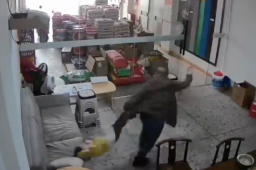 广东地震瞬间：家长倒提着孩子就跑