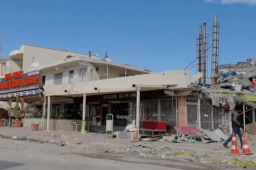 土小伙和中国救援队并肩战斗