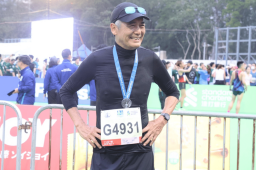 67岁周润发参加10公里马拉松赛