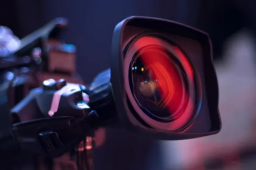 央视网评：绝望的文盲能演好戏吗？