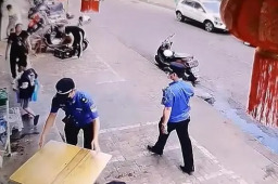 官方回应城管收走孩子写作业桌子