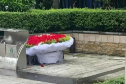 情人节的垃圾桶成了“致富秘笈”？