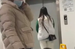 妈妈仅看外孙一眼继续等待分娩女儿