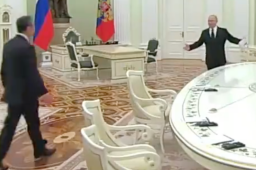 普京张开双臂欢迎王毅