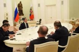 外媒对比普京见王毅与见马克龙区别