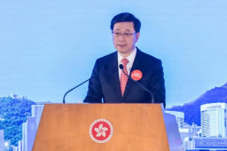 李家超：明日起香港口罩令全面取消