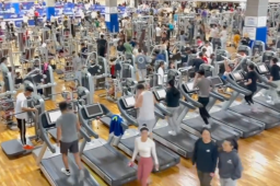 北京体育大学夜晚的健身房走红