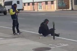 美国流浪汉被当街处决式射杀