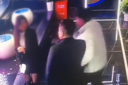 女子KTV遭陌生男子袭胸 警方回应