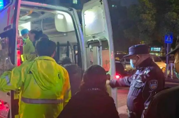 75岁老人中风 好友发现步数为0报警