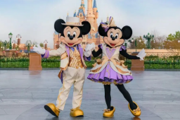 上海迪士尼：重启握手拥抱合影