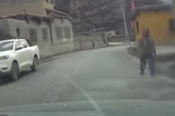 男子驾车4分钟遇3次村民拦车要红包