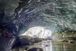 西藏发现165米超大型冰洞