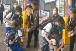 老人捡钱不愿归还 女孩崩溃下跪
