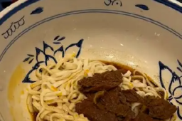 男子吐槽22元吃面 面量仅盖住碗底