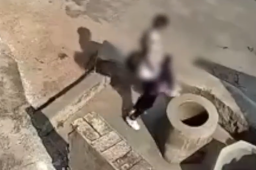 女孩将男孩扔井中：模仿电视剧情节