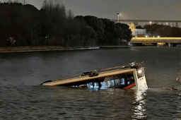 公交坠河时 司机处于突发重疾状态