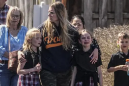 美国一小学发生枪击事件致7人死亡